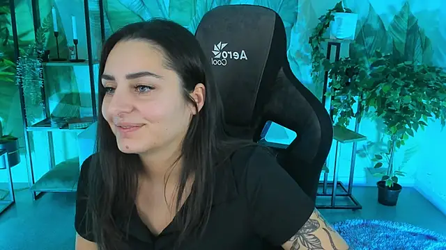 ValeriiMills online show from December 16, 2025, 2:32 pm