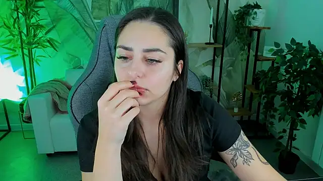 ValeriiMills online show from January 7, 2026, 2:33 pm