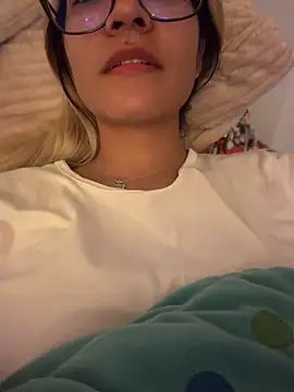 Snapshot of Pretty_roxxyy chatting on June 7, 2026, 11:32 pm Pretty roxxyy online show from June 7, 2026, 11:32 pm