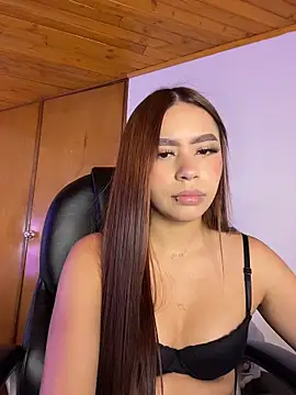 Snapshot of Cristina_pinkk chatting on May 6, 2026, 3:21 am Cristina pinkk online show from May 6, 2026, 3:21 am