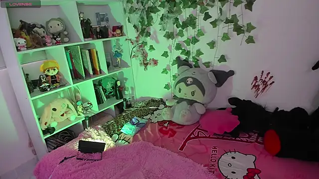 sarahminage  online show from December 5, 2025, 5:00 pm