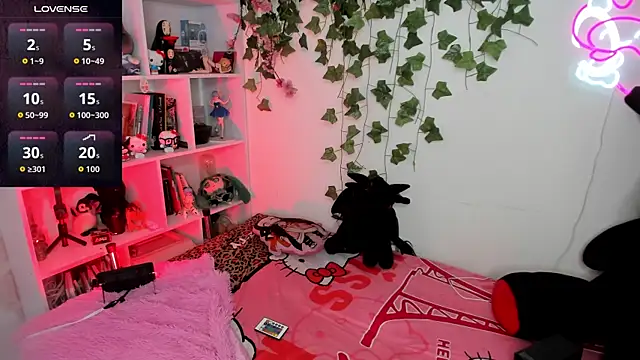 sarahminage  online show from September 18, 2025, 8:34 pm