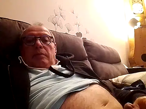 Snapshot of Vince072 chatting on October 8, 2025, 6:41 pm Vince072 online show from October 8, 2025, 6:41 pm