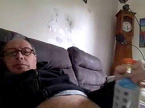 Snapshot of Vince072 chatting on October 10, 2025, 6:36 am Vince072 online show from October 10, 2025, 6:36 am