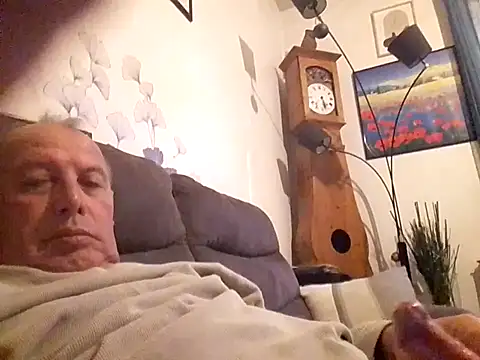 Snapshot of Vince072 chatting on October 28, 2025, 4:50 pm Vince072 online show from October 28, 2025, 4:50 pm