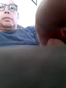 Snapshot of Vince072 chatting on October 7, 2025, 7:42 am Vince072 online show from October 7, 2025, 7:42 am