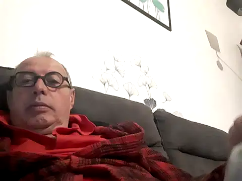 Snapshot of Vince072 chatting on September 24, 2025, 4:52 am Vince072 online show from September 24, 2025, 4:52 am