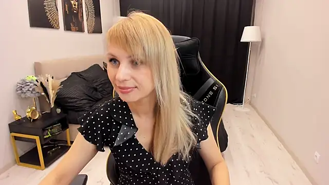 LindaSandy 1 online show from September 22, 2025, 6:08 am