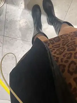 xiaoyuan01 online show from November 6, 2025, 4:05 am