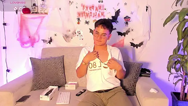 Snapshot of Young_Ben chatting on October 24, 2025, 1:04 am Young Ben online show from October 24, 2025, 1:04 am