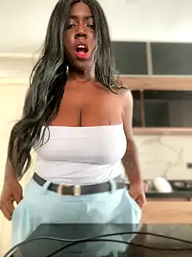 Alexia 24 online show from November 4, 2025, 7:50 pm