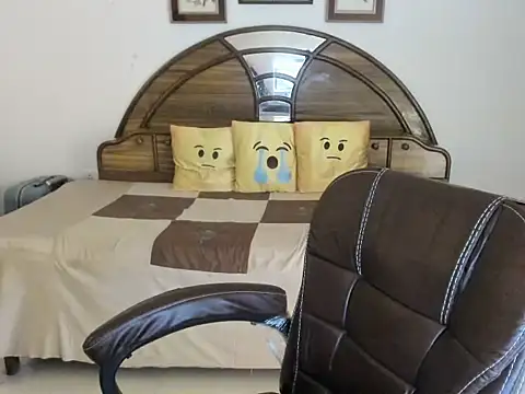 LovelyYoYo online show from October 8, 2025, 2:13 am