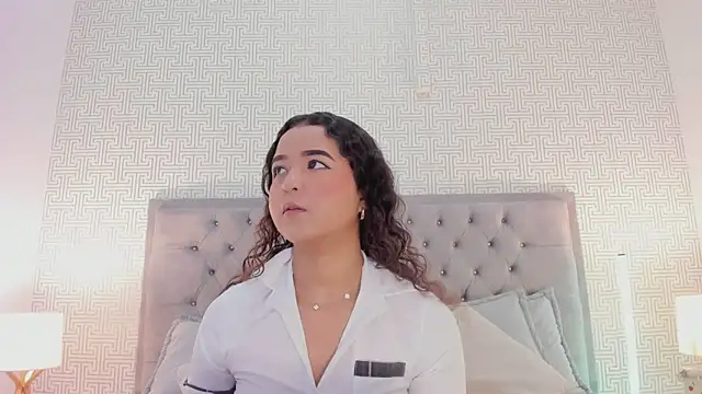 Evaa Lunna  online show from March 18, 2026, 8:10 pm