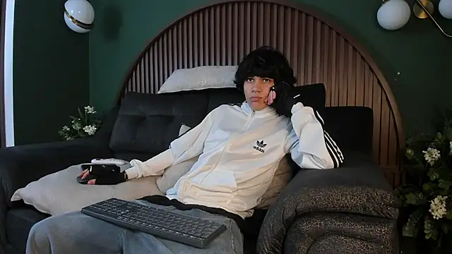 Snapshot of Diamond_twink chatting on July 13, 2026, 5:40 am Diamond twink online show from July 13, 2026, 5:40 am