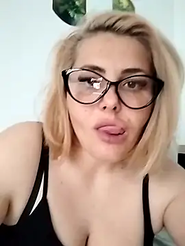 Snapshot of LarisseBelle chatting on April 28, 2026, 4:00 pm LarisseBelle online show from April 28, 2026, 4:00 pm