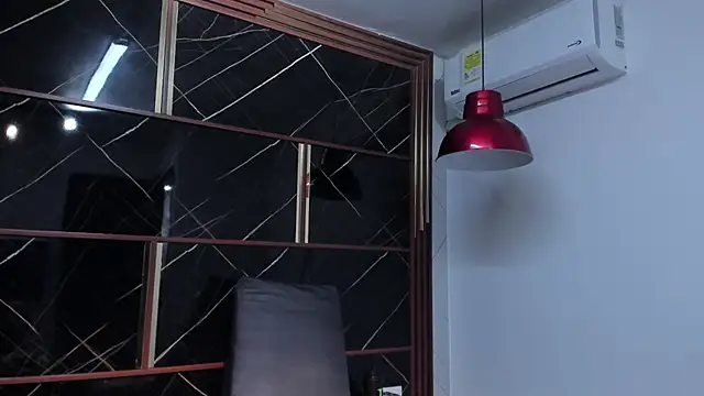 HannyThompson online show from October 31, 2025, 12:35 pm