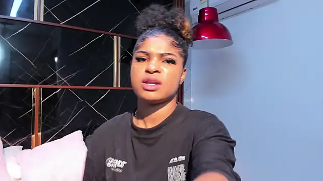 HannyThompson online show from November 18, 2025, 12:41 pm