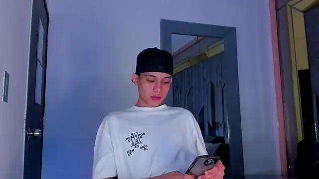 Snapshot of Sebax_Young chatting on May 22, 2026, 8:40 pm Sebax Young online show from May 22, 2026, 8:40 pm