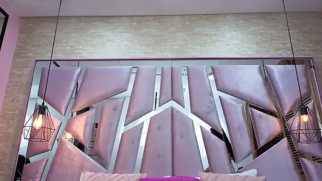 ThaliaCross online show from April 15, 2026, 7:58 pm