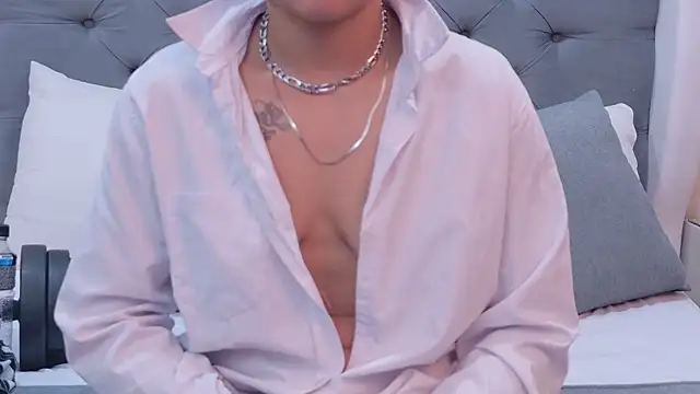 ZoeKrug online show from October 23, 2025, 7:29 am