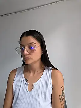 Coralinne   online show from May 13, 2026, 4:03 pm