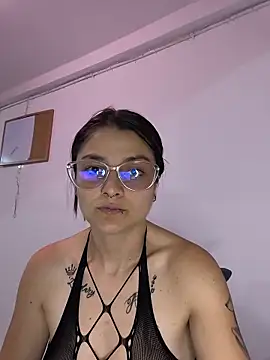 Coralinne   online show from May 22, 2026, 1:03 am
