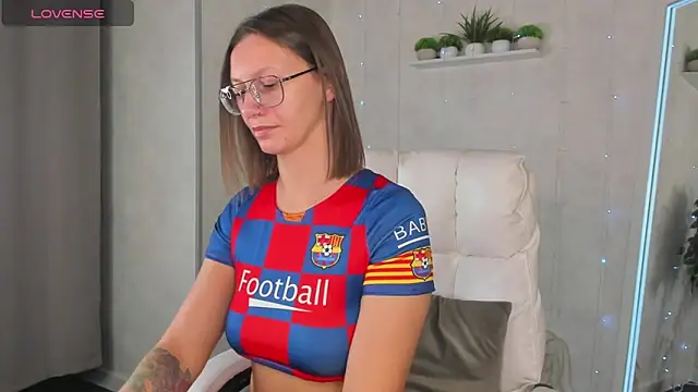 Elina Gravess online show from October 13, 2025, 12:56 am