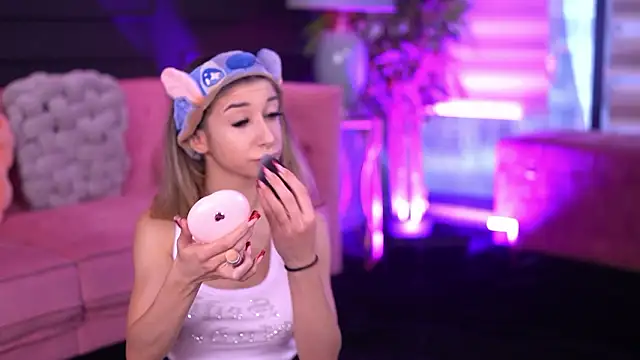 Snapshot of OdetteMason chatting on February 20, 2026, 6:10 am OdetteMason online show from February 20, 2026, 6:10 am