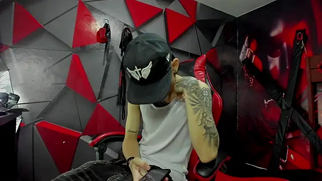 Snapshot of StraightBoy_Nick chatting on September 21, 2025, 5:45 am StraightBoy Nick online show from September 21, 2025, 5:45 am