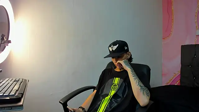 Snapshot of StraightBoy_Nick chatting on October 8, 2025, 9:37 pm StraightBoy Nick online show from October 8, 2025, 9:37 pm