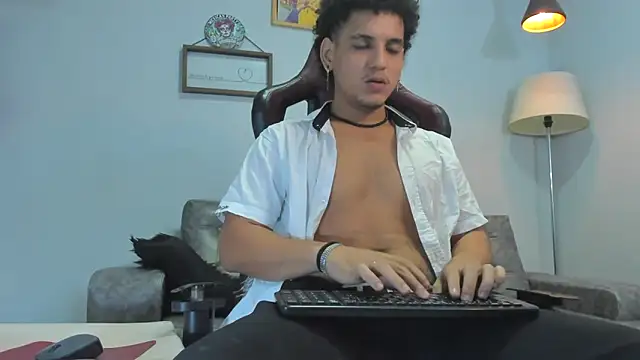 Xfire boy69 online show from December 4, 2025, 1:43 pm