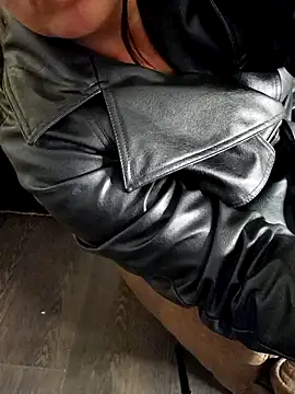 Snapshot of DIVAZARAHLEATHER chatting on July 1, 2026, 10:59 am DIVAZARAHLEATHER online show from July 1, 2026, 10:59 am
