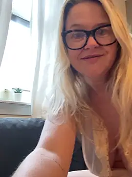 Snapshot of SuzieSub chatting on February 13, 2026, 9:20 am SuzieSub online show from February 13, 2026, 9:20 am