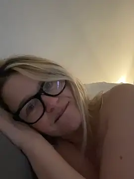 Snapshot of SuzieSub chatting on February 5, 2026, 9:05 am SuzieSub online show from February 5, 2026, 9:05 am