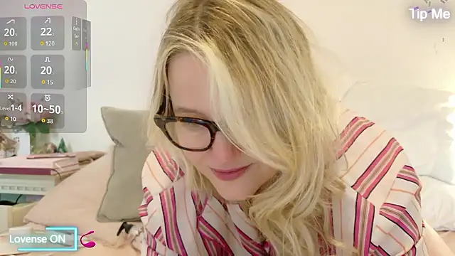 Snapshot of SuzieSub chatting on January 19, 2026, 8:51 am SuzieSub online show from January 19, 2026, 8:51 am