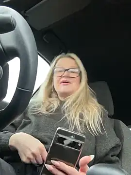 Snapshot of SuzieSub chatting on February 2, 2026, 1:32 pm SuzieSub online show from February 2, 2026, 1:32 pm