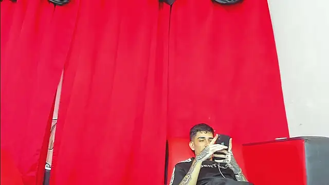 extreme hot crazy online show from December 15, 2025, 4:40 am