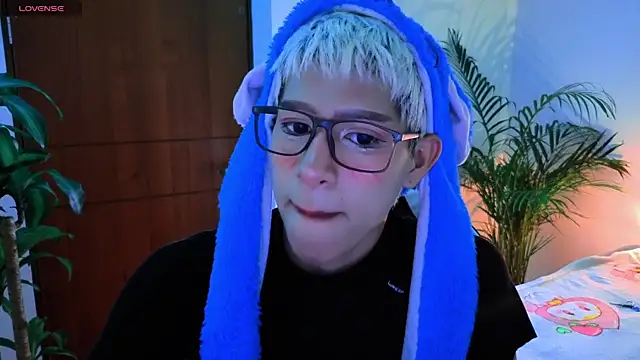 Snapshot of taichi_bluy chatting on October 19, 2025, 2:36 am taichi bluy online show from October 19, 2025, 2:36 am