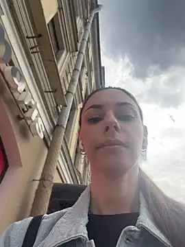 Amelie Crosby online show from June 4, 2026, 1:05 pm