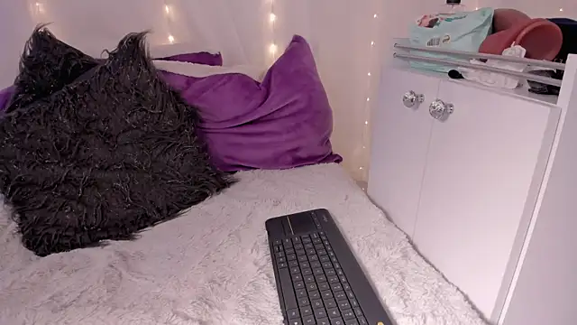 Snapshot of douglaszaens chatting on April 11, 2026, 1:13 am douglaszaens online show from April 11, 2026, 1:13 am