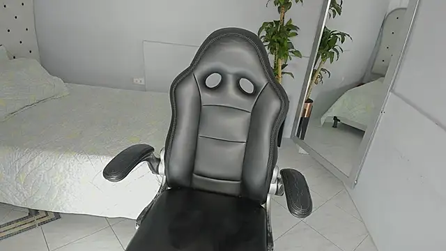 Snapshot of Alix_18_ chatting on October 23, 2025, 11:42 am Alix 18 online show from October 23, 2025, 11:42 am