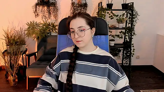 VirtuallVoyant online show from December 3, 2025, 8:14 am