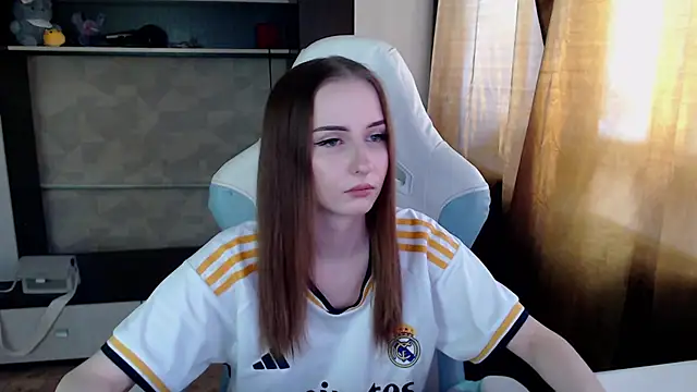 Cutti Crystal online show from February 3, 2026, 5:16 am