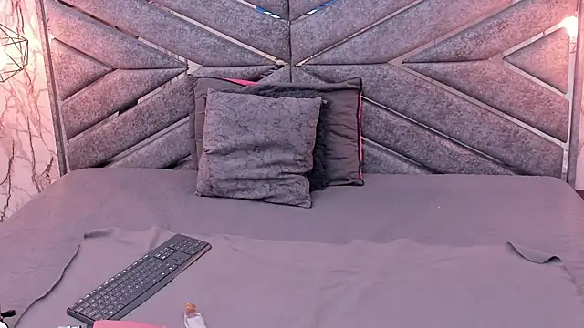 SASHA BROWNIE   online show from November 17, 2025, 8:02 pm