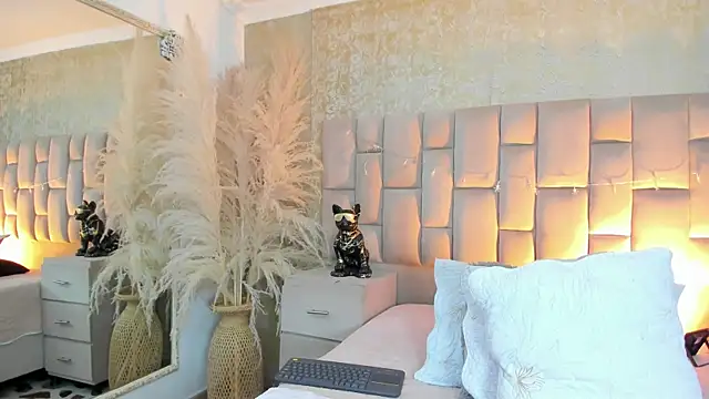 cloesummerr  online show from December 22, 2025, 12:38 pm