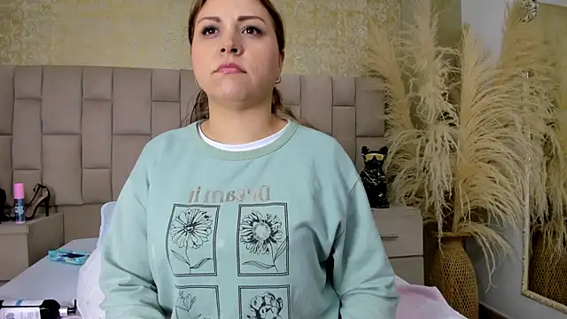 cloesummerr  online show from December 14, 2025, 12:11 pm