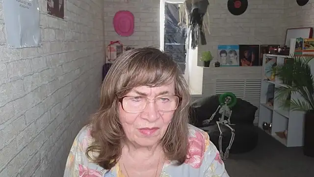 Snapshot of Betty_Brick chatting on May 21, 2026, 2:14 pm Betty Brick online show from May 21, 2026, 2:14 pm