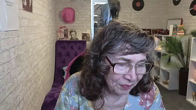 Snapshot of Betty_Brick chatting on May 20, 2026, 7:38 am Betty Brick online show from May 20, 2026, 7:38 am