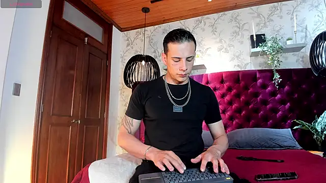 Dustin Sonne online show from November 11, 2025, 3:45 am