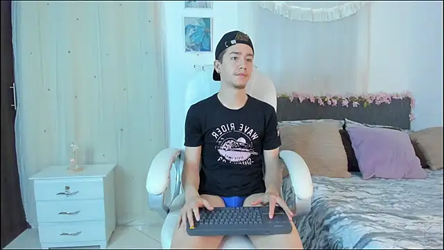 ThiagooJames online show from November 28, 2025, 2:01 am